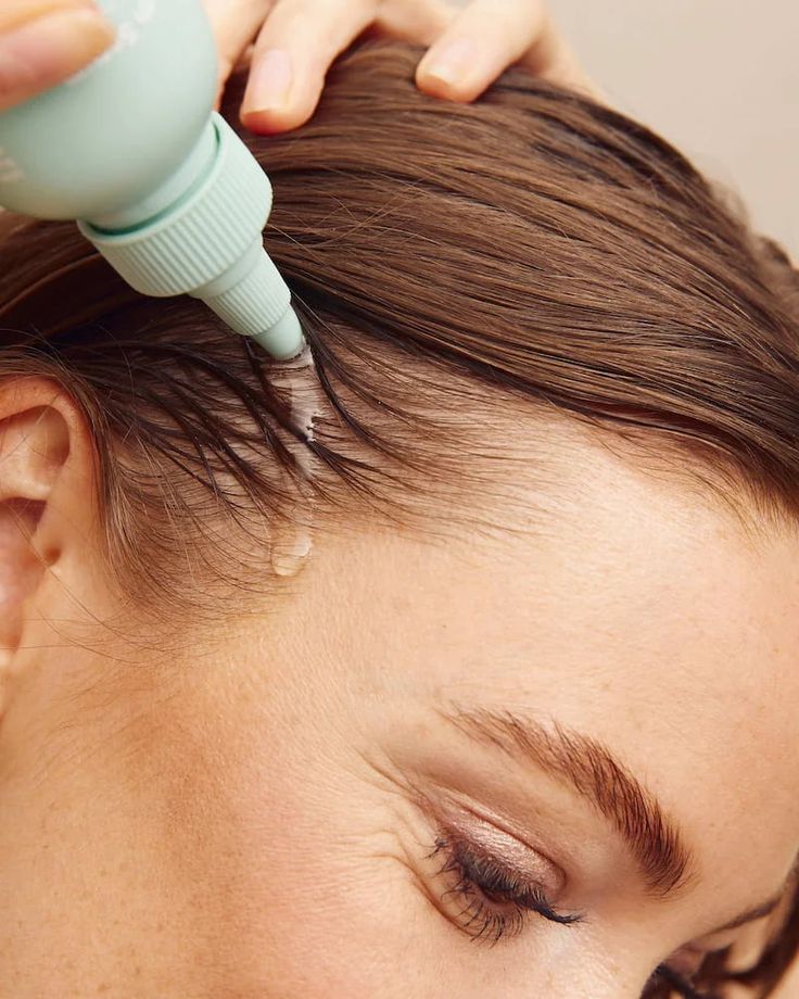 Cheveux gras: Routine et produits pour réguler le sébum