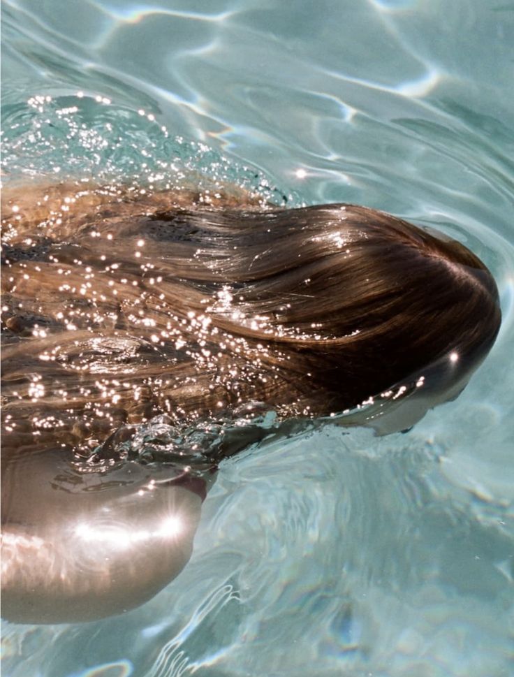 Cheveux et piscine: Comment éviter le chlore et les dommages